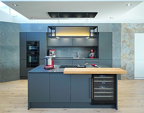 TOP-GERÄTE: Backofen mit Pyrolyse & großem Bräter, Kombidampfgarer (beide mit Kernthermometer), Kühlzentrum mit 0°-Zone, Weinkühler, Flächeninduktion, herunterfahrbarer Deckenlüfter ... Auf Wunsch Muldenlüftung möglich, Preis dann 16.990 / 16.562 € ! - WOHNKÜCHE ALEA LAVA GRIFFLOS. Fronten in echtem Samtmattlack. Edler geflammter & gebürsteter Naturstein. Liebevolle Details wie Theke und Besteckeinsätze in Eiche, Edelstahl-Armatur ... FLEXIBEL AUFSTELLBAR! >>> MIT MEHRWERTSTEUER-SENKUNG NUR 19.486 € !