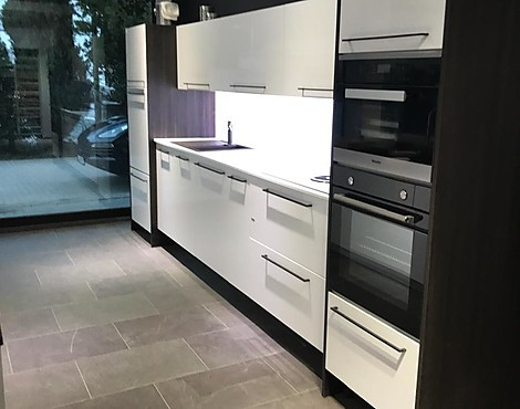 Musterküche sLC weiss hochglänzend - SieMatic SLC lotusweiss hochglänzend Griff schwarzmatt