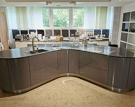 Moderne Inselküche mit hochwertiger Ausstattung - AV4030 Hochglanz Lack mit Eiche funiert