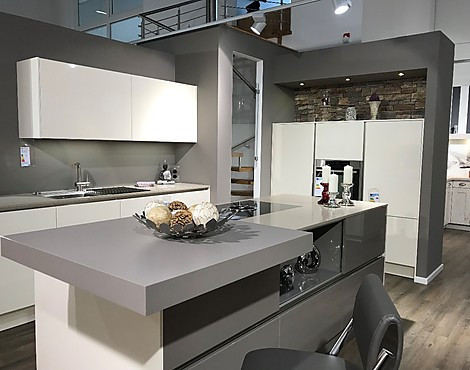 Hochglanz-Lack Küche mit Insellösung, grifflos - AV 4030 magnolie mit Farbakzenten in basalt-grau