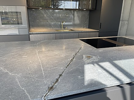 Eggersmann Modell Moden und Lausanne mit Naturstein Arbeitsplatte und Nischenwand