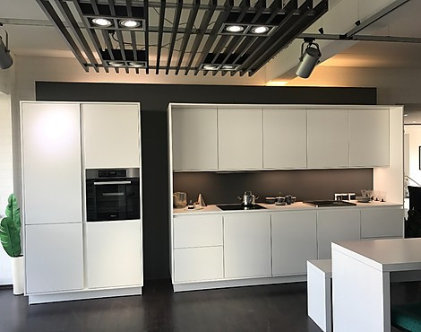 SieMatic MUSTERKÜCHE SLC - SLC integrierte Griffleiste weiss (grifflos))