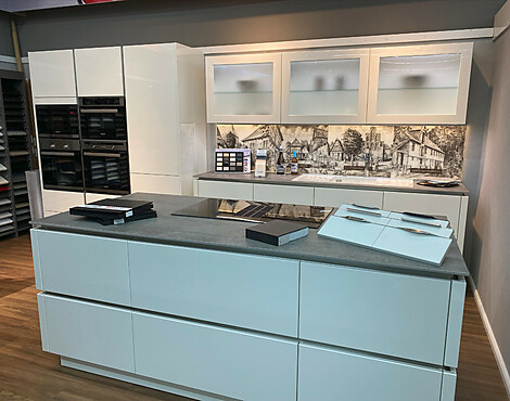 Moderne, grifflose Küche - SYSTEMAT AV4030