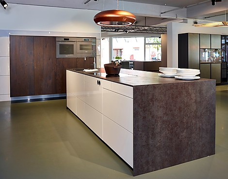 Luxuriöse Designküche in Hartwood Bergeiche und Hochglanz Grau Light. - Pure 5080 + 5050 (Koje2 KH)