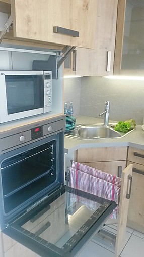 Nobilia Musterküche Küche in hellem Eiche Holzdekor mit