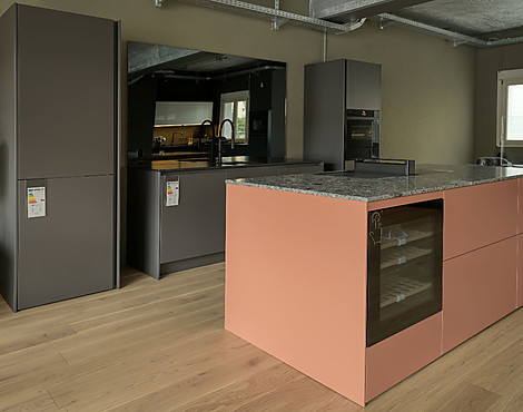 exclusive Design-Inselküche in der Kombination Mattlack - Organic Glass meets V-Zug, Novy, Liebherr und Diwa Klima - Terra Alba mit wunderschönen Natursteinplatten