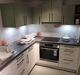 moderne, helle Küche Pinie gekalkt mit Hängeschränken, inkl. Beleuchtung und E-Geräten