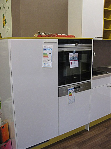 Häcker musterküche moderne l küche in weià glänzend mit curry ... Küche weiß matt oder glänzend