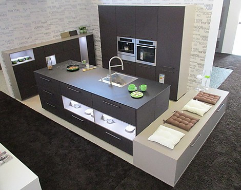 (Ausstellungsküche, Nolte Küchen) - N20 Nappa, Lacklaminat, Brasilbraun / S19 Soft Lack, Lava Softmatt