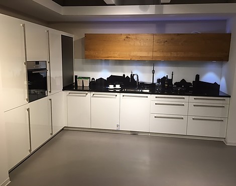 Pfiffige Hochglanz Küche mit Motiv-Rückwand - Remo