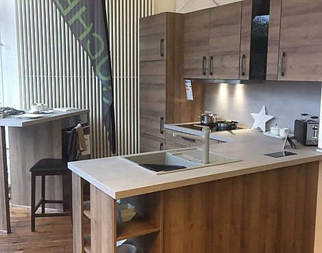 schöne L-Küche , inklusive kleiner Insel mit Backofen und Sitzmöglichkeit - Riva