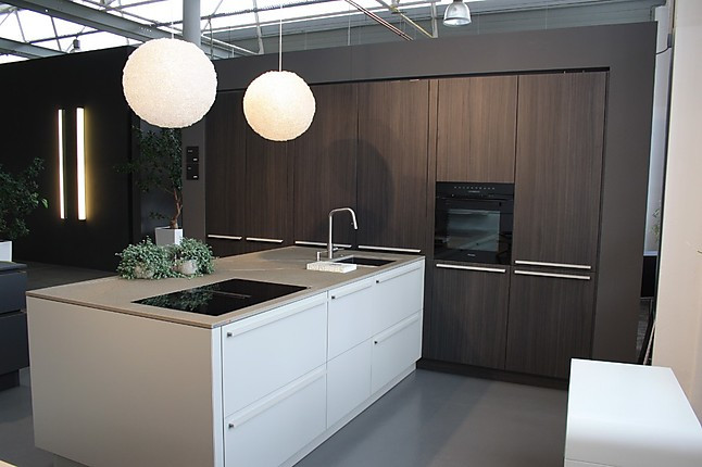 Leicht-Musterküche Edle Designküche mit durchdachtem Stauraum
