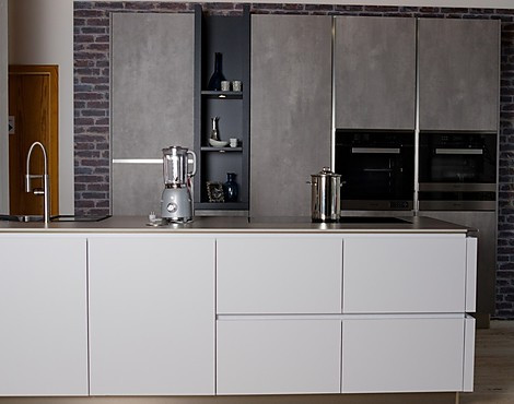 puristisch moderne Einbauküche in Betonoptik - SELECTION D AV2035GL Mattlack und AV1017GL Spachtelbeton perlgrau -