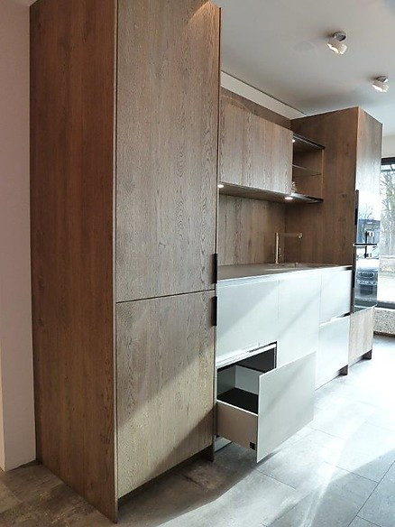 Eggersmann unique Holz mit Marmorinsel und Edelstahlarbeitsplatte