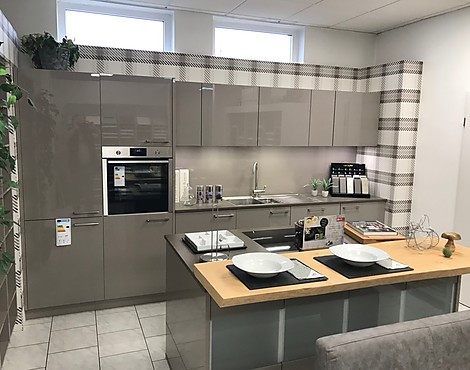 Designer-Küche mit Quarz Arbeitsplatte und Markengeräten zum absoluten Schnäppchen-Preis - LUX