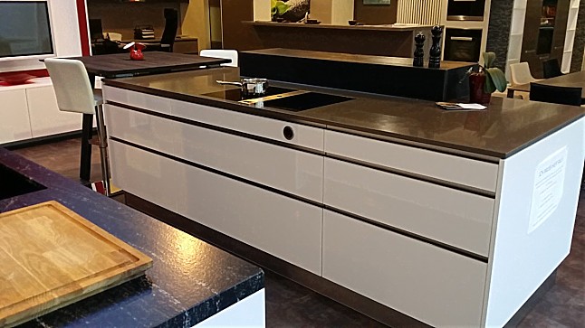 Schmidt küchen musterküche inselküche micronlack weiss modern mit ... Granit schwarz küche