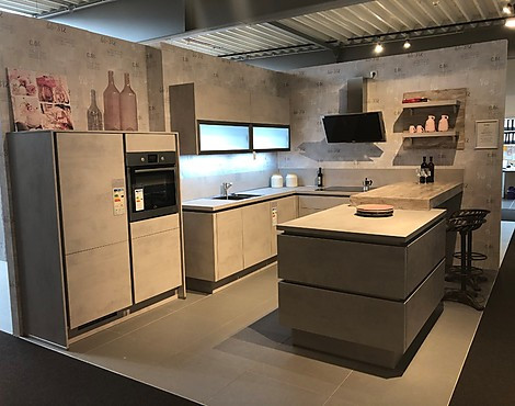 MK 23 Riva-Beton grifflos - Moderne grifflose U-Küche mit Sitzgelegenheit und viel Stauraum
