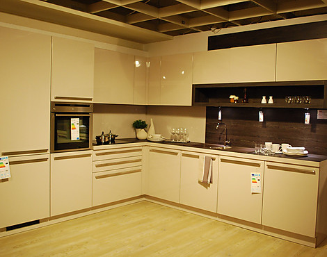 inkl. hochwertiger Constructa Geräte - S61 Spot - Hochglänzende Küche inkl. hochwertiger Constructa Geräte und Miele Dunsthaube