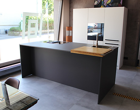 +++Sonderpreis wegen Umbau+++Inselküche in Weiß/Grau mit Gaggenau, Eiche und V-Zug / Auch als Zeile Planbar! - S187 by JB | Die Manufaktur