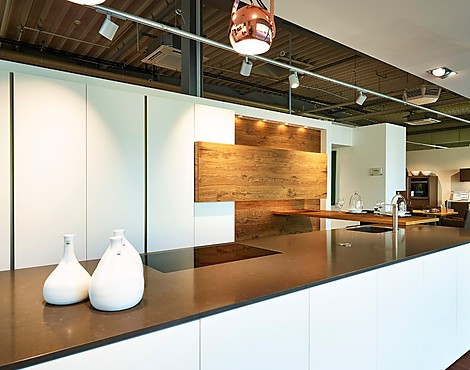 Besondere Designküche mit einer Großen Insel und Sitzgelegenheit - Slim Line in Mattweiß und Spliteiche (Koje 1 KL)