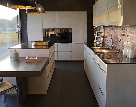 hochwertige Betonküche mit Granitarbeitsplatte - Weißbeton NB mit Gaggenaugeräten