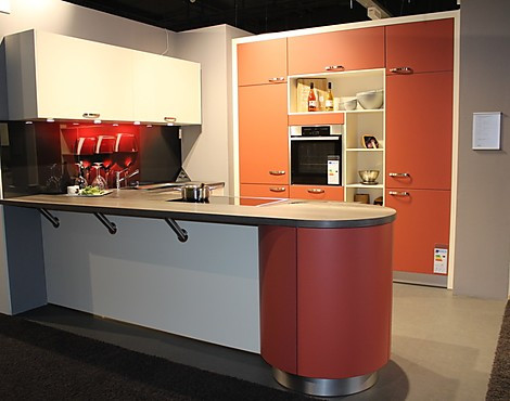 Küche mit Theke und Kochinsel - Biella Creme Vanille Terrakotta Satin