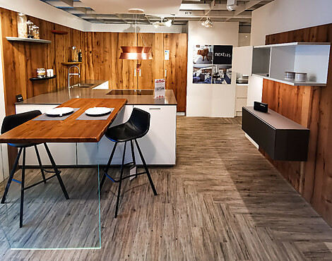 Designküche in kristallweiß Glas Matt mit Theke aus Eigenanfertigung unserer Werkstatt Eiche / Glaswange mit Beleuchtung - NX902