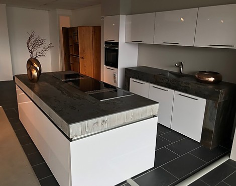 Hochglanz Küche im Industrial-Look - Weiß mit Dekton Arbeitsplatte