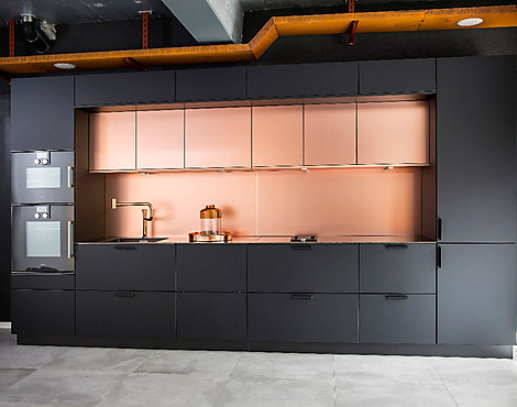 Designerzeile mit Vollausstattung und Luxusdetails! Massivholz-Schubkästen, Ledergriffe, Dampfgarofen, Backofen, Compact-Arbeitsplatte, duktionskochfeld mit Absaugung uvm. - Blackkupf