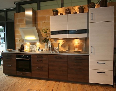 Trendige Rotpunkt-Küche mit Fronten aus einer Kombination von dunklem und weißem Eichendekor mit Syncron.pore - Zerox SY HOR, Dark Real Oak - White Real Oak.