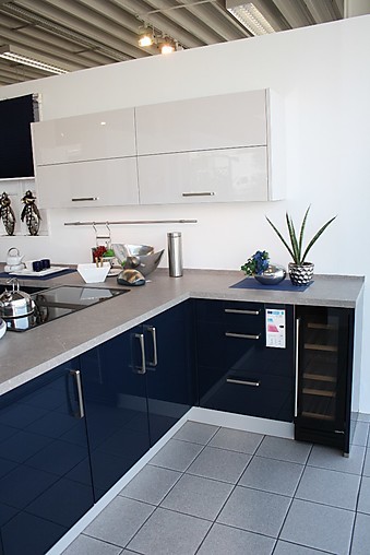 Nobilia-Musterküche moderne Küche mit Insel in blau / seidengrau
