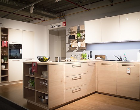 Moderne und gemütliche Einbauküche mit Halbinsel - Interliving IL3250 Asteiche Nb & IL3240 Magnolie HG