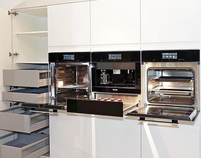 Schuller Musterkuche Grosse Luxuskuche Mit Hochkaratigen Geraten Wie Top Kombidampfgarer In Xxl Pyrolyse Backofen Mit Klimagaren Beide Mit Kernthermometer Kaffeeautomat Mit Festwasser Option Alle Mit Touch Display Herunterfahrbarem Deckenlufter