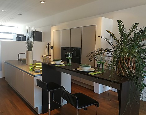 +SEGMENTO Designküche mit exklusiver Gaggenau Geräteausstattung - + SEGMENTO ML Lack matt