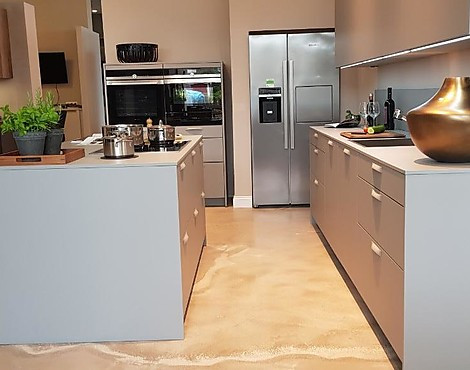 Moderne grau matte Küche als Zeile mit Insel und einzelnen Geräteblock. - Zerox XT Schichtstoff HPL Extra matt Grigio