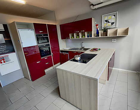Moderne Hochglanzküche in U-Form (Bordeaux Rot hochglanz) inkusive einer modernen Wohnwand - Moderne Hochglanzküche