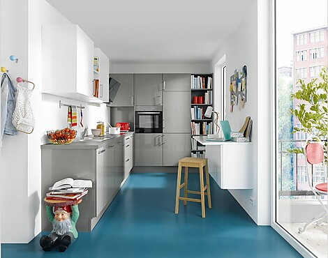 Wohnliche Küche in Kristallweiß und Achatgrau hochglanz Farbkombination - Uni Gloss