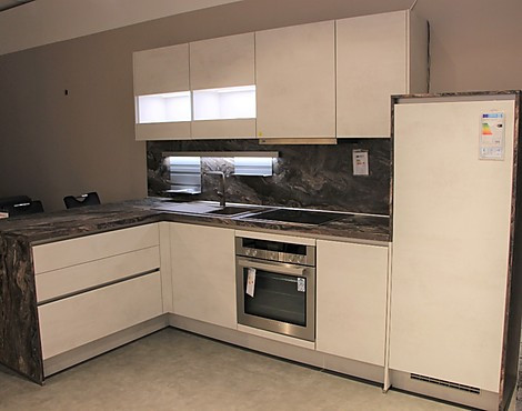 Kleine helle Küche kombiniert mit einer dunklen stylischen Arbeitsplatte und Rückwand - Riva LineN Weißbeton