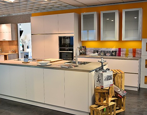 Koje 16 - Musterküche AV5095 Designglas matt satin mit 16mm APL salento graubeige + Neff + Liebherr + Bora