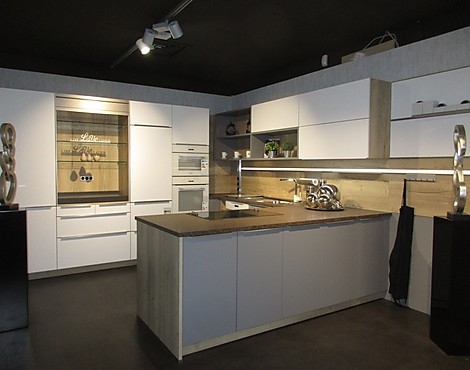 moderne U-Küche mit Miele Geräten - Uni Matt elegante Küche in Weiß