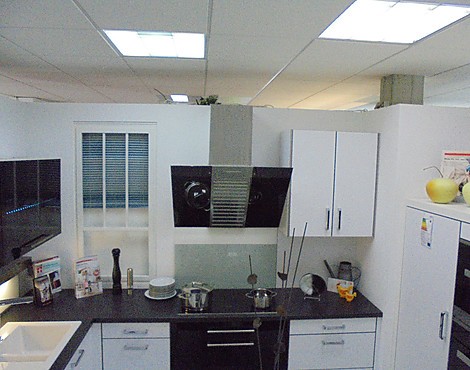 Moderne Weiße Küche mit Abgesetztem schwarzem Glas und Miele Elektrogeräten zum unschlagbaren Preis - Störmer Küche Schichtstoff Weiß mit schwarzen Design-Glasschränken