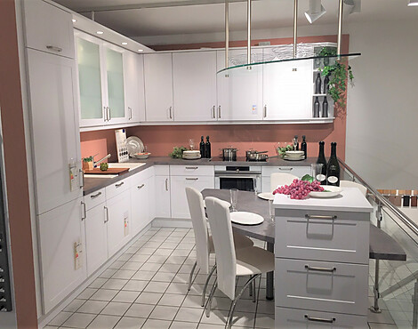 -Landhausküche in Lacklaminat Alpinweiß matt - Credo