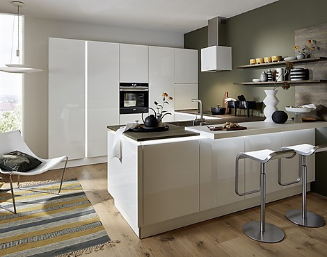 Angebotsküche – Nolte Matrix Art – grifflose Designküche - Hochglanz - Siemens Studioline - Nolte L16 Lux 36A Articweiß Hochglanz mit Siemens Studioline