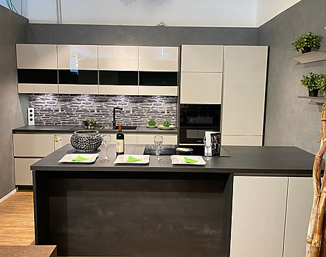 Designerstück mit Insel, 2 Zonen Backofen und Kochfeldabzug in Seidengrau Hochglanz Lacklaminat - Flash Seidengrau
