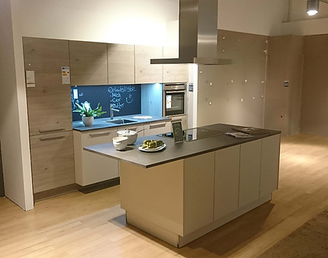 modernes Design mit Insellösung und vorgezogener Zeile - Feel