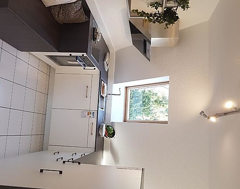 Musterküche in Premiumweiß / Raucheiche dunkel - XL1011
