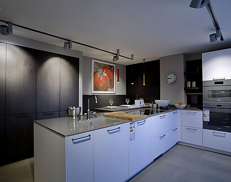 Schlichte weiße Küche mit Quarzstein Arbeitsplatte und schwarz gebürsteten Griffen, mit Theke 50mm, Naturstein APL, Backofen sowie Dampfgarer- Super reduziert, wir brauchen Platz! - Selektion K35 - AV2065 weiß HG