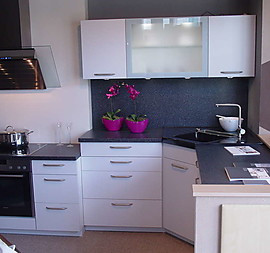Ausstellungsküche 5, L-Form, modern, weiß, abgesenkter Kochbereich, XL.Schränke, kein Hochglanz Lack