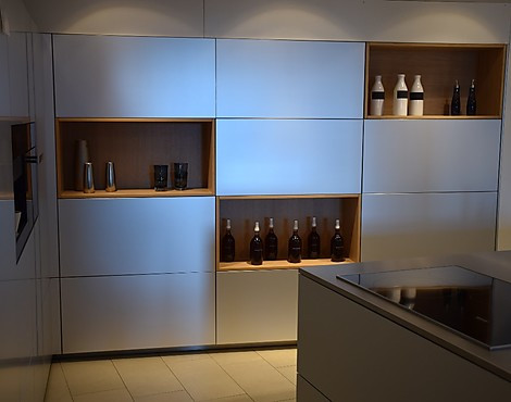 moderne L-Küche mit Insel und Sideboard in Aluminium und Eiche hell - F90 Aluminium + N30 Furnier Eiche hell