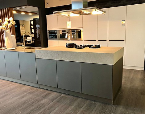 Einzigartige Küche mit Naturstein- und Edelstahlarbeitsplatte - INOX